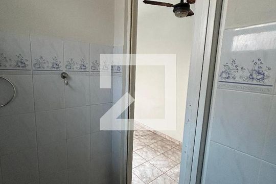 Banheiro de kitnet/studio para alugar com 1 quarto, 13m² em Bento Ribeiro, Rio de Janeiro