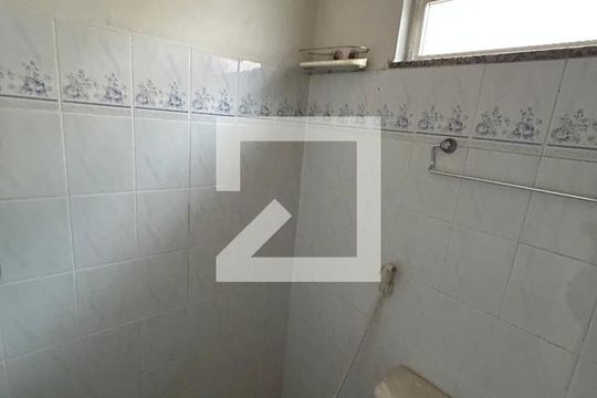 Banheiro de kitnet/studio para alugar com 1 quarto, 13m² em Bento Ribeiro, Rio de Janeiro