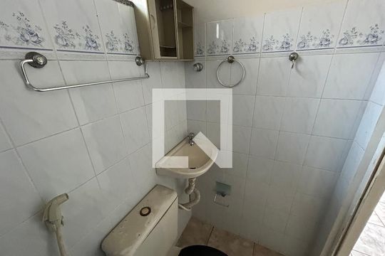 Banheiro de kitnet/studio para alugar com 1 quarto, 13m² em Bento Ribeiro, Rio de Janeiro