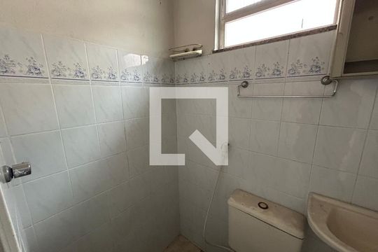 Banheiro de kitnet/studio para alugar com 1 quarto, 13m² em Bento Ribeiro, Rio de Janeiro