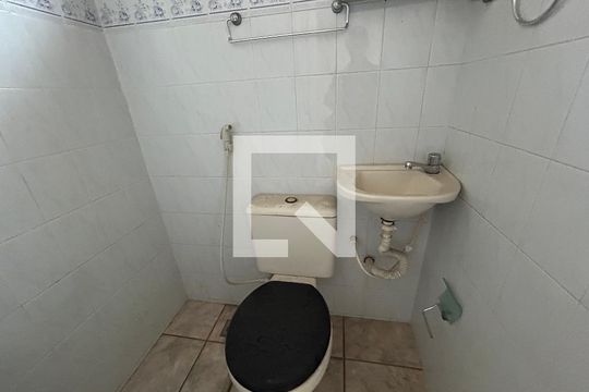 Banheiro de kitnet/studio para alugar com 1 quarto, 13m² em Bento Ribeiro, Rio de Janeiro