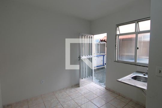 Cozinha de kitnet/studio para alugar com 1 quarto, 24m² em Bento Ribeiro, Rio de Janeiro