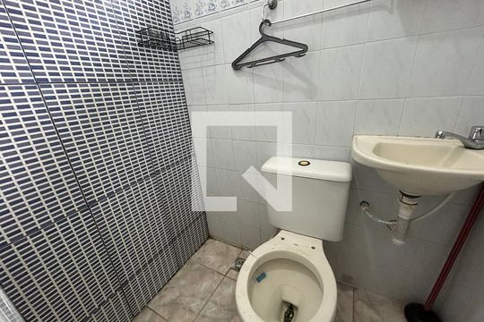 Banheiro de kitnet/studio para alugar com 1 quarto, 24m² em Bento Ribeiro, Rio de Janeiro