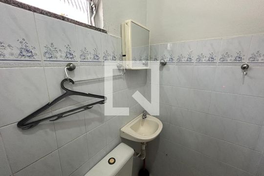 Banheiro de kitnet/studio para alugar com 1 quarto, 24m² em Bento Ribeiro, Rio de Janeiro