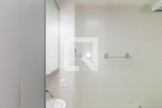 Banheiro de kitnet/studio para alugar com 1 quarto, 27m² em Vila Gumercindo, São Paulo
