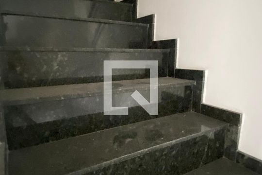 Escada de apartamento à venda com 2 quartos, 102m² em Jardim Santo Alberto, Santo André