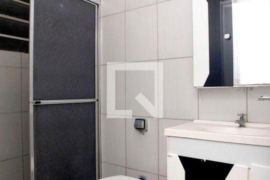 Banheiro de apartamento à venda com 1 quarto, 48m² em Farroupilha, Porto Alegre