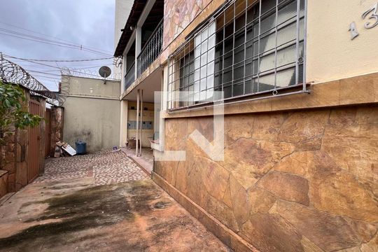 Garagem de casa à venda com 2 quartos, 376m² em Santa Efigênia, Belo Horizonte