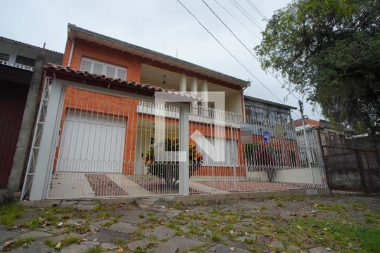 Fachada de casa à venda com 4 quartos, 288m² em Vila Jardim, Porto Alegre