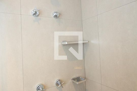 Banheiro de kitnet/studio para alugar com 1 quarto, 24m² em Vila Olímpia, São Paulo