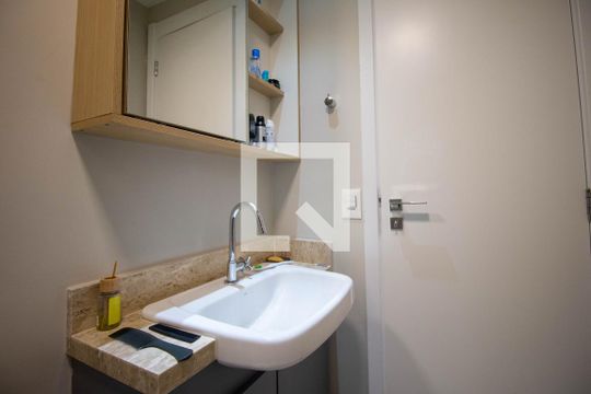 Banheiro de apartamento à venda com 1 quarto, 23m² em Campo Belo, São Paulo