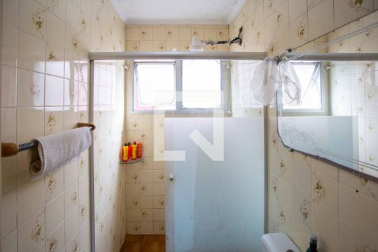 Banheiro de apartamento à venda com 2 quartos, 64m² em Vila Euro, São Bernardo do Campo