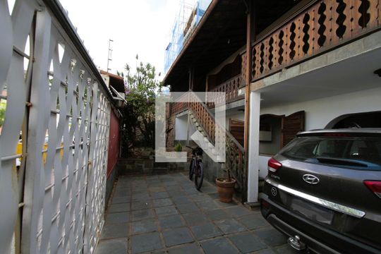 Garagem de casa à venda com 5 quartos, 250m² em Coração Eucarístico, Belo Horizonte