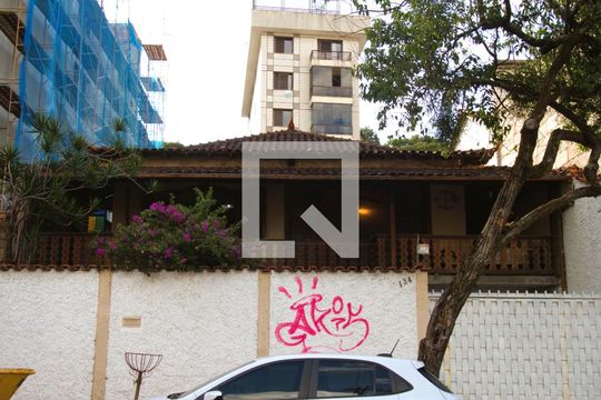 Fachada de casa à venda com 5 quartos, 250m² em Coração Eucarístico, Belo Horizonte