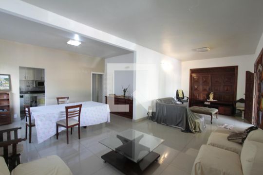 Sala de casa à venda com 5 quartos, 250m² em Coração Eucarístico, Belo Horizonte