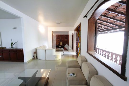 Casa à venda com 5 quartos, 250m² em Coração Eucarístico, Belo Horizonte