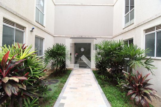 Hall de entrada de apartamento para alugar com 2 quartos, 48m² em Jardim Patricia, Uberlândia
