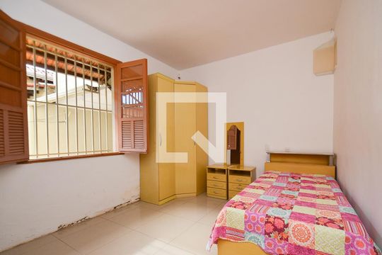 Quarto2 de casa à venda com 6 quartos, 333m² em Esplanada, Belo Horizonte