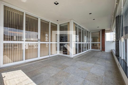 Varanda de apartamento à venda com 4 quartos, 258m² em Vila Madalena, São Paulo