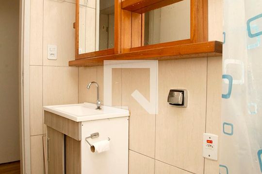 Banheiro de apartamento à venda com 1 quarto, 28m² em Centro Histórico, Porto Alegre