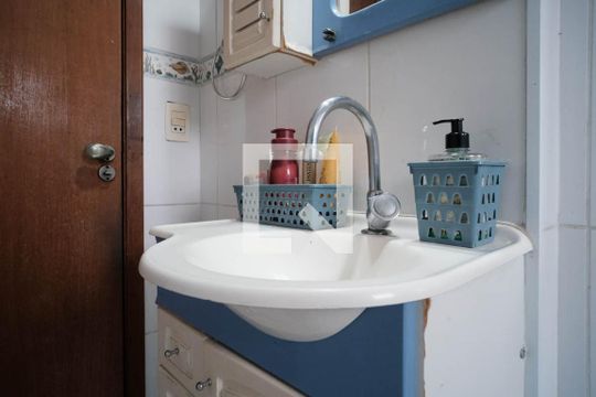 Banheiro de apartamento à venda com 2 quartos, 48m² em Conjunto Habitacional Padre Manoel de Paiva, São Paulo