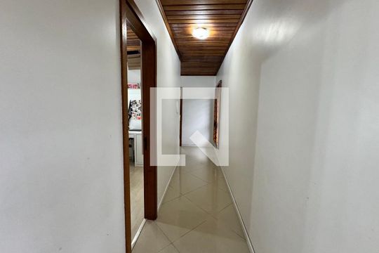 Corredor de casa à venda com 3 quartos, 942m² em Feitoria, São Leopoldo