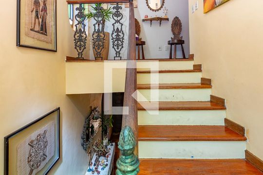 Escada de casa à venda com 5 quartos, 316m² em Vila Paris, Belo Horizonte