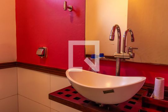 Lavabo de casa de condomínio para alugar com 4 quartos, 500m² em Parque São Paulo, Cotia
