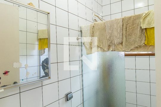 Banheiro de serviço de casa de condomínio para alugar com 4 quartos, 500m² em Parque São Paulo, Cotia