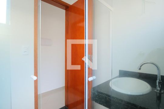 Banheiro de casa de condomínio para alugar com 2 quartos, 42m² em Vila Granada, São Paulo