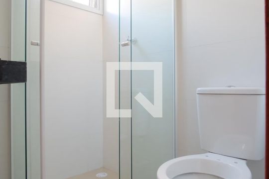 Banheiro de casa de condomínio para alugar com 2 quartos, 42m² em Vila Granada, São Paulo