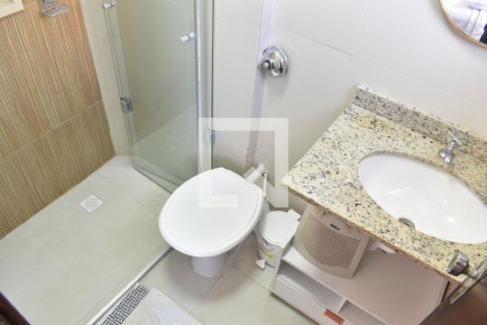 Banheiro de apartamento para alugar com 1 quarto, 25m² em Centro, Curitiba