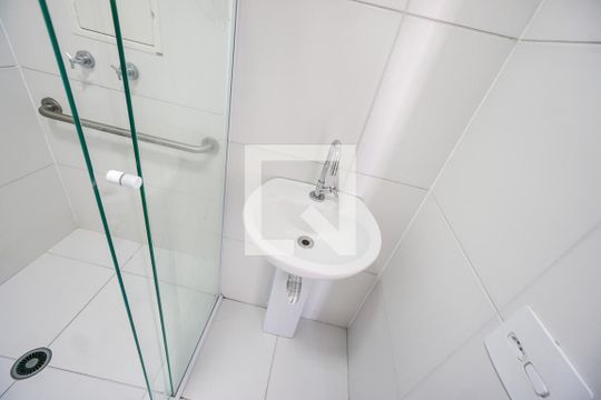 Banheiro de kitnet/studio para alugar com 1 quarto, 23m² em Vila Esperança, São Paulo