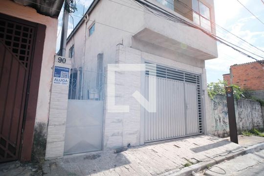 Fachada e Placa de casa para alugar com 2 quartos, 100m² em Jardim Três Marias, São Paulo