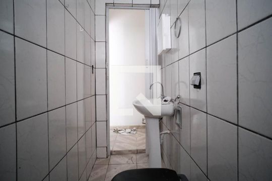 Banheiro de casa para alugar com 2 quartos, 100m² em Jardim Três Marias, São Paulo