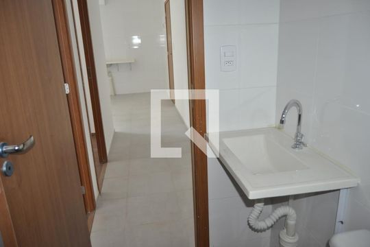Banheiro de apartamento para alugar com 2 quartos, 58m² em Del Castilho, Rio de Janeiro