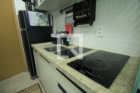 Cozinha de apartamento para alugar com 1 quarto, 37m² em Boca do Rio, Salvador