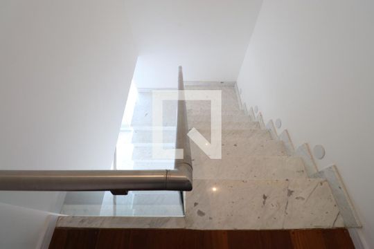 Escada de apartamento à venda com 4 quartos, 290m² em Vila Romana, São Paulo