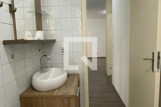 Banheiro de apartamento à venda com 2 quartos, 54m² em Vila Lutécia, Santo André