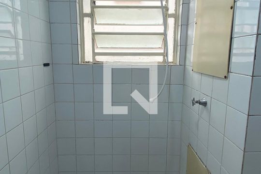 Banheiro de apartamento à venda com 2 quartos, 54m² em Vila Lutécia, Santo André