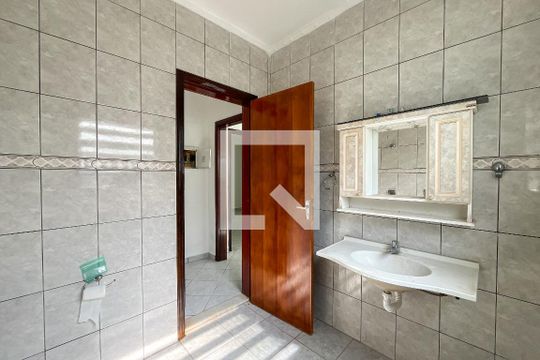 Banheiro de casa à venda com 2 quartos, 100m² em Vila Arcadia, São Paulo