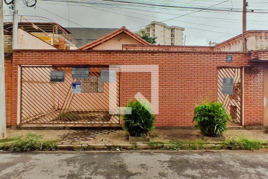 Fachada de casa à venda com 2 quartos, 162m² em Vila Pereira Cerca, São Paulo