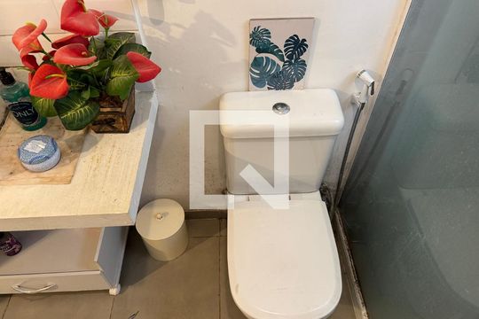 Banheiro Social de casa de condomínio à venda com 2 quartos, 240m² em Vargem Pequena, Rio de Janeiro