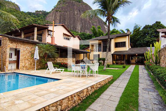 área comum de casa à venda com 5 quartos, 600m² em Taquara, Rio de Janeiro