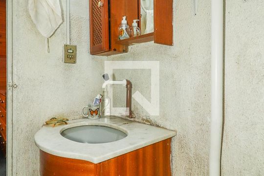 Banheiro de apartamento à venda com 2 quartos, 47m² em Rubem Berta, Porto Alegre