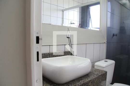 Banheiro Social de apartamento à venda com 2 quartos, 52m² em Jardim Valeria, Guarulhos