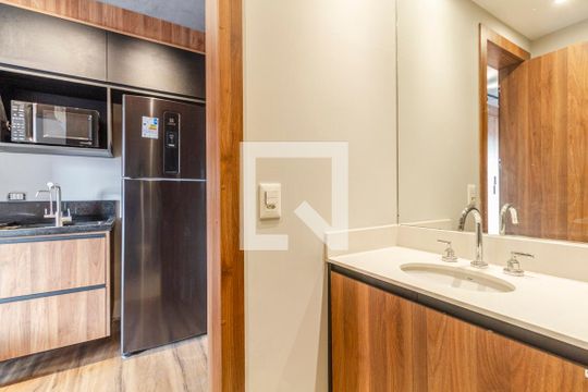 Banheiro de kitnet/studio para alugar com 1 quarto, 25m² em Pinheiros, São Paulo