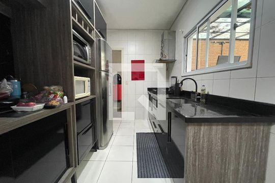 Cozinha de casa de condomínio à venda com 3 quartos, 160m² em Rio Pequeno, São Paulo