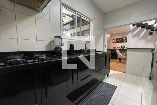 Cozinha de casa de condomínio à venda com 3 quartos, 160m² em Rio Pequeno, São Paulo