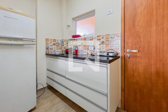Cozinha de kitnet/studio para alugar com 1 quarto, 28m² em Liberdade, São Paulo